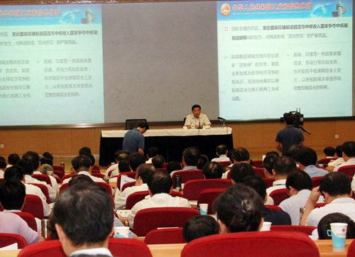 苗圩：服務業(yè)、第三產(chǎn)業(yè)固然要大發(fā)展，但工業(yè)絕不能放松