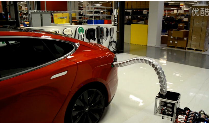 特斯拉 Model S 自動感應(yīng)充電機器人