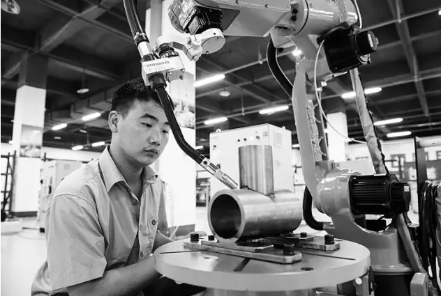 資本熱情吹大泡沫 近百家上市公司涉足機(jī)器人產(chǎn)業(yè)