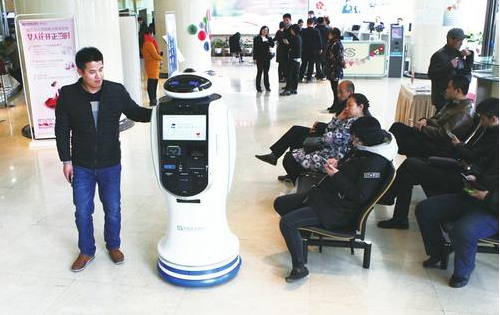 這臺(tái)機(jī)器人不簡(jiǎn)單！輕松拿下數(shù)十種銀行業(yè)務(wù)