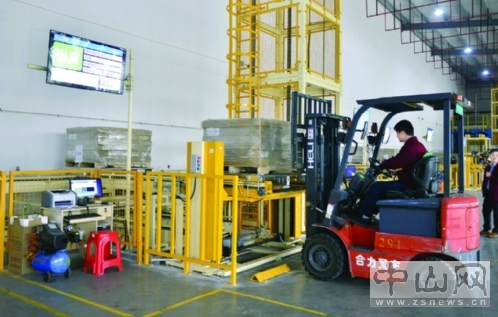 “機(jī)器人”揀貨出貨節(jié)省70%的人力成本