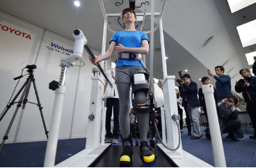 豐田開發(fā)新型機器人腿支架 幫助癱瘓病人恢復行走能力