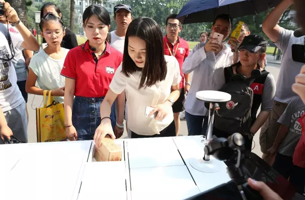 “智慧物流”掀起技術變革:京東配送機器人完成全球首單!
